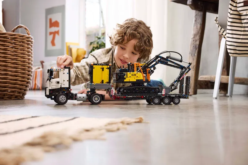 Volvo FMX Truck &amp; EC230 Electric Excavator