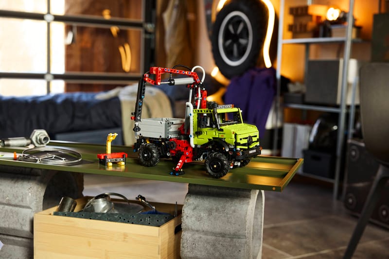 Mercedes-Benz Unimog U 5023 with Crane