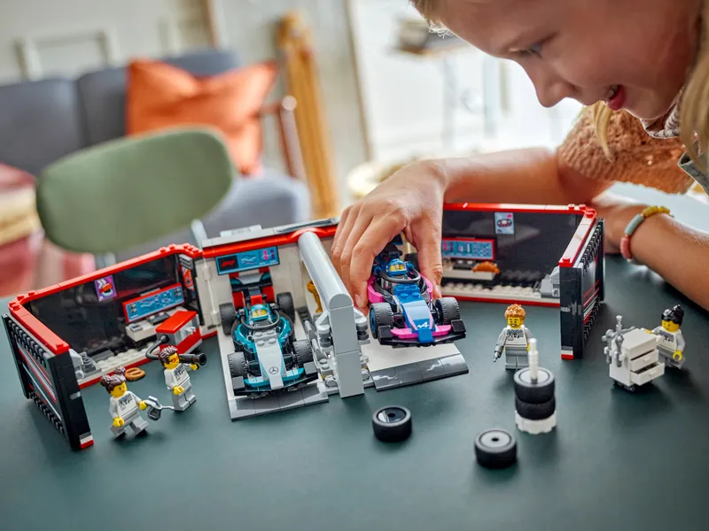 F1 Garage &amp; Mercedes-AMG &amp; Alpine Cars