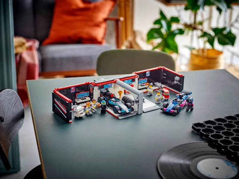 F1 Garage &amp; Mercedes-AMG &amp; Alpine Cars