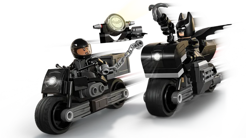 Batman &amp; Selina Kyle Motorcycle Pursuit
