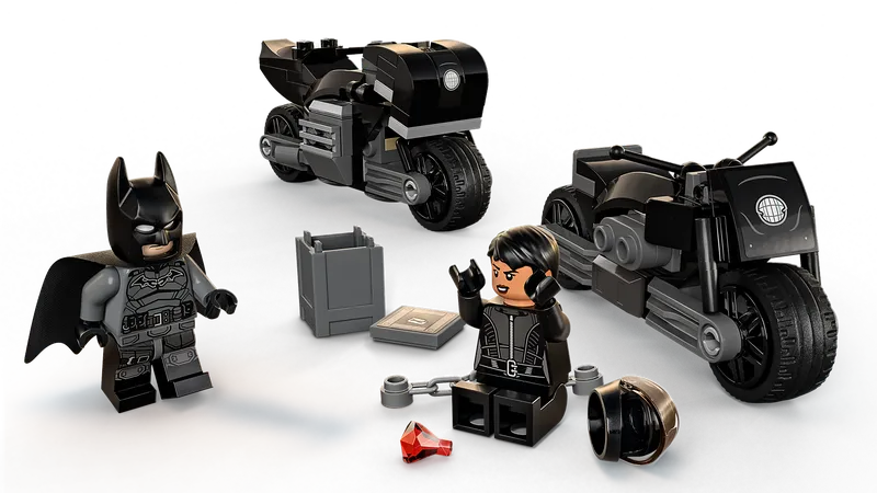 Batman &amp; Selina Kyle Motorcycle Pursuit